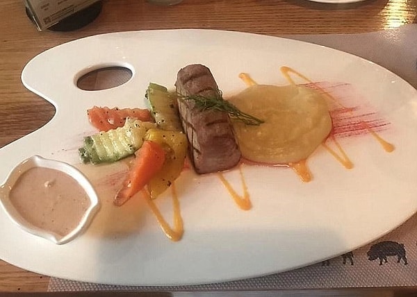 3. Подавать еду на палитре было бы интересно, если бы она выглядела как произведение искусства, но, к сожалению, это блюдо не является таковым...