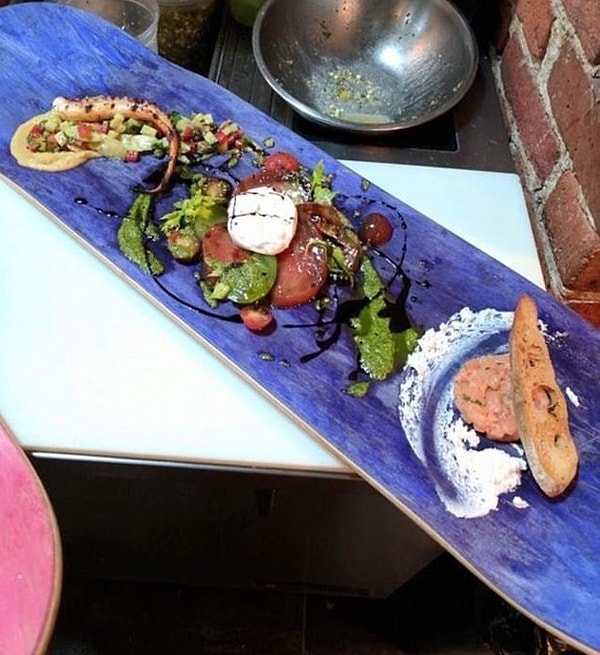 5. Если вы являетесь владельцем этого ресторана и приветствуете подачу еды на скейтборде, то примите извинения, что вас пристыдили на Reddit или в Твиттере...