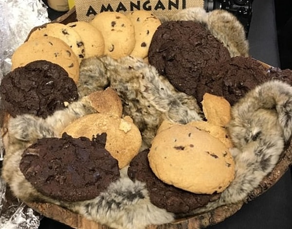 7. Дошло до того, что пользователи Reddit обсуждали, насколько безопасно для здоровья подавать печенье на меховой "салфетке". Многие пришли к выводу, что это неправильно и негигиенично.