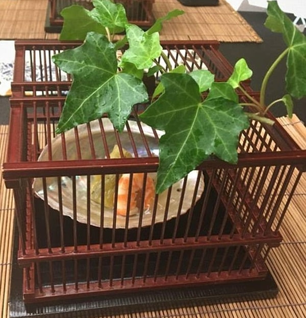 13. Прежде чем вы сможете поесть в этом японском ресторане, вы должны понять, как открыть эту клетку...