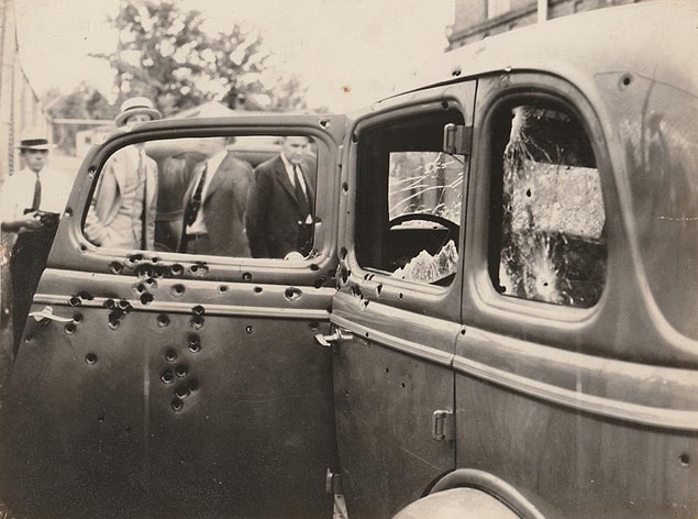 3. 30'lu yıllarda ABD'de banka ve dükkanları soyan ünlü ikili Bonnie ve Clyde'ın yetkililer tarafından öldürülmesi sırasında arabalarına isabet etmiş mermi delikleri, 1934.