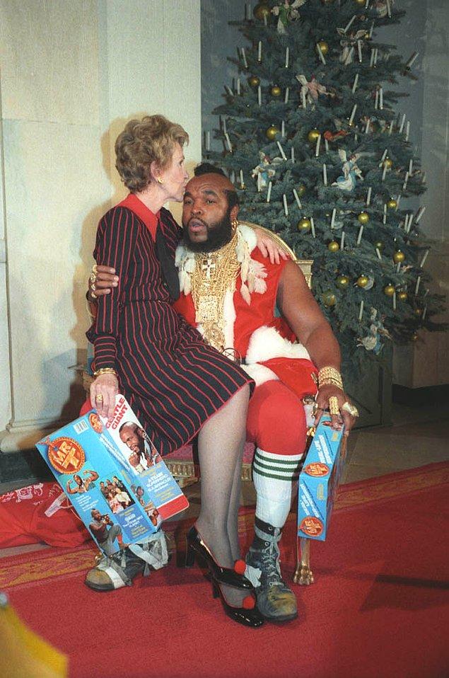 5. A Takımı dizisinden tanıdığımız ve Noel Baba gibi giyinmiş Mr. T'nin kucağına oturan First Lady Nancy Reagan, 1983.