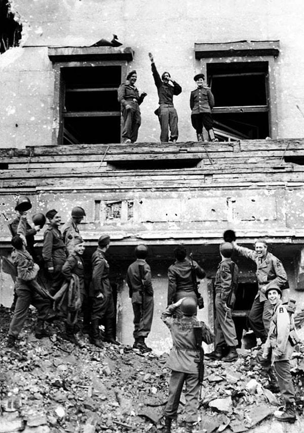 6. Müttefik güçleri, II. Dünya Savaşı'nın bitmesinin hemen ardından Almanya başbakanlığı ofisi Reichskanzlei'nin balkonunda Hitler gibi dikilip selam verirken, Ağustos, 1945.