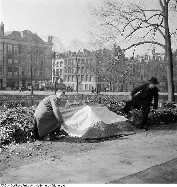 11. Hollandalı direniş üyeleri, 30 arkadaşının idam edildiği alana Hollanda bayrağı sererken, Amsterdam, Mart 1945.