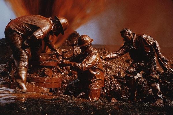 8. Kuveyt'teki petrol yangınları sırasında bir petrol kuyusunu sızdırmaz hale getiren itfaiyeciler, 1991.