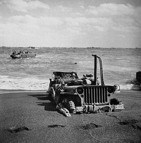 14. Iwo Jima'da kuma saplanıp kalmış bir jip, 1945.