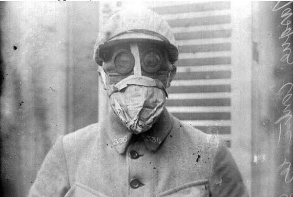 16. Gaz maskesinin ilk versiyonlarından birini takan Fransız askeri, 1917.