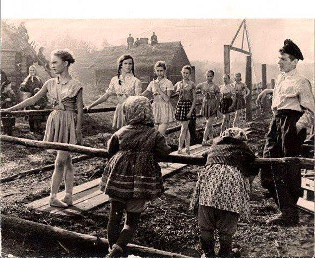 19. Yıkılmış bir Rus kasabasında bale dersi alan kızlar, II. Dünya Savaşı sırasında.