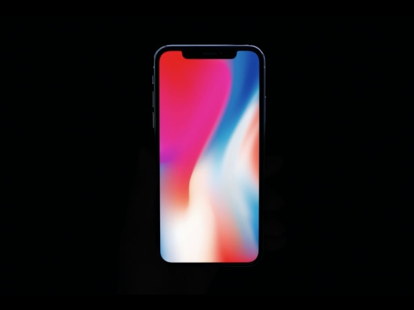 6. В iPhone 8 вверху экрана нет датчика под названием "notch"