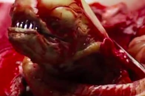 Yaratık filmindeki oyuncular göğüsten yaratık çıkma sahnesinin olacağından haberdar değildiler. Bu yüzden yüzlerindek korku ifadesi aslında tamamen gerçek.