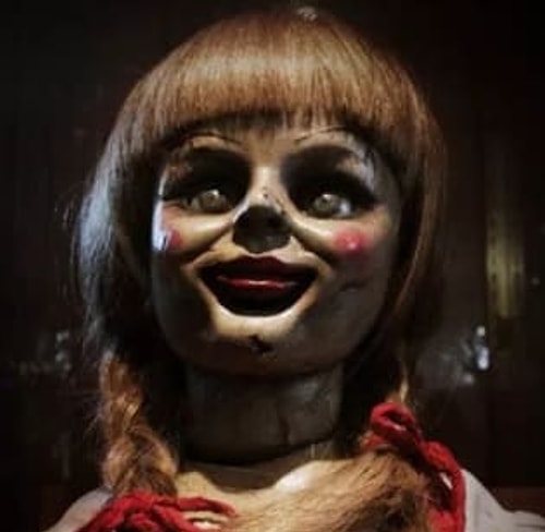 Korku Seansı filminde içine kötü ruhlar kaçmış bebek Annabelle, aslında gerçekte Ed ve Lorraine Warren'in müzeye çevrilmiş evinde duran ve gerçekten lanetli olduğu düşünülen bir bez bebekten esinlenildi.