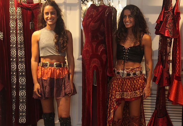 İlk işlerini 15 yaşındayken çanta tasarlayarak başlamış Raisa ve Vanessa.