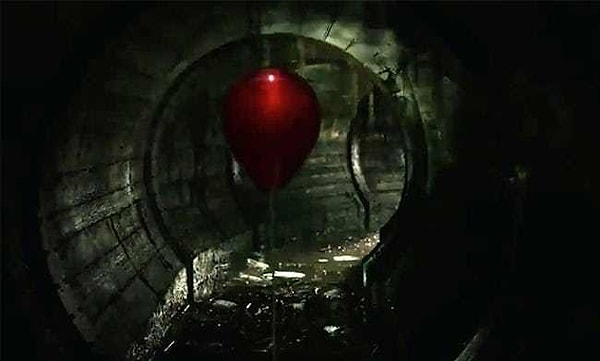 1. В книге Билл Денбро знает, что Джорджи мертв, в фильме - нет