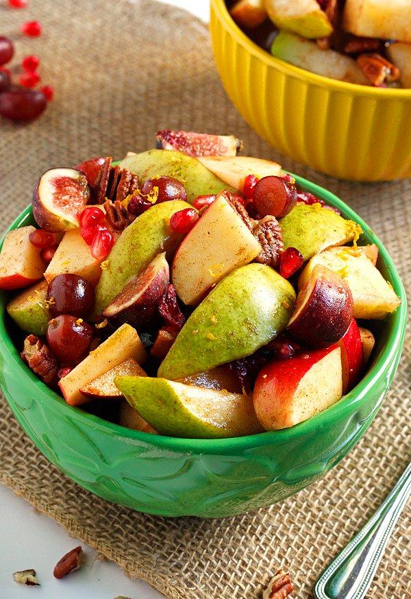 7. Gelelim sonbahar meyvelerinden meyve salatası tarifine...