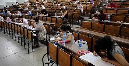Yayınevleri, Milli Eğitim Bakanlığı’ndan bilgi gelmesini beklerken ilginç bir olay yaşandı: Bir yayınevi yeni sistemin açıklanmasından sadece iki gün sonra deneme sınavı bastı.