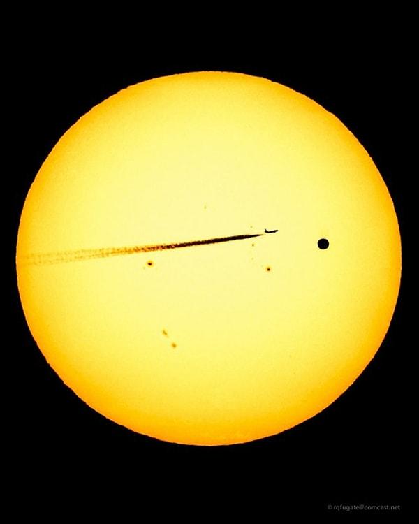 1. Güneş'in önünden geçen Venüs ve bir uçak aynı kareye giriyor ve şahane bir görüntü ortaya çıkıyor.