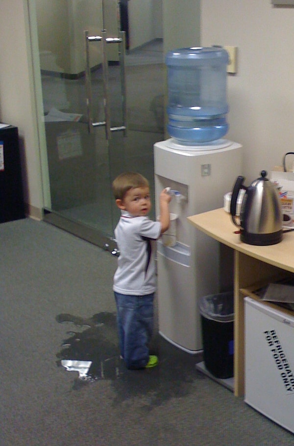 11. Даже не знаю, можно ли это отнести в категорию "пойман на месте преступления", но выражение его лица просто очаровательно