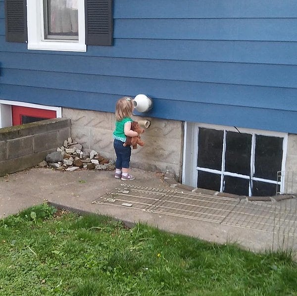 2. А эта малышка любит разговаривать с трубой...