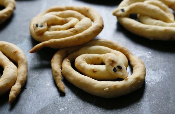 15. Это хлебные палочки в виде змей 🐉