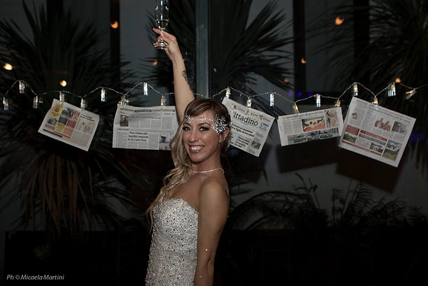 И на фотографиях она выглядит очень довольной. 💍