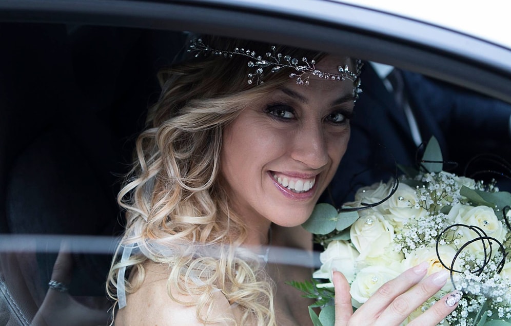 В свои 40 лет она не смогла найти пару, поэтому вышла замуж за саму себя и устроила себе медовый месяц!