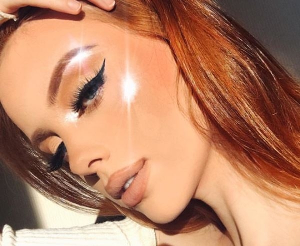 Блоггер из Instagram, которая и представил эту тенденцию, говорит, что хайлайтер следует наносить не круглой кистью для румян, а плотной кистью для теней.