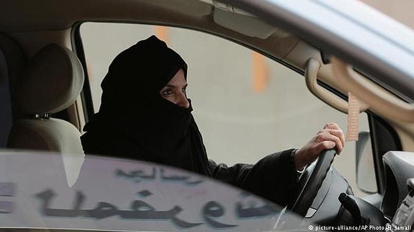 Ve bugün gelen haberle Suudi Arabistan'da yaşayan kadınlar da artık araç kullanabilecek. Bu aynı zamanda şu anlama geliyor; yeryüzünün her köşesinde artık kadınların araç kullanabilmesi serbest. Çünkü Suudi Arabistan bu yasağı uygulayan tek ülkeydi.