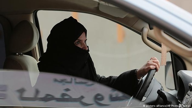 Ve bugün gelen haberle Suudi Arabistan'da yaşayan kadınlar da artık araç kullanabilecek. Bu aynı zamanda şu anlama geliyor; yeryüzünün her köşesinde artık kadınların araç kullanabilmesi serbest. Çünkü Suudi Arabistan bu yasağı uygulayan tek ülkeydi.