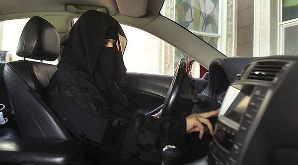 Suudi Arabistan Kralı Selman bin Abdülaziz el-Suud'un yayınladığı bir kararname ile 2018'in haziran ayından itibaren Suudi Arabistan'da kadınlar araba kullanmaya başlayacak.