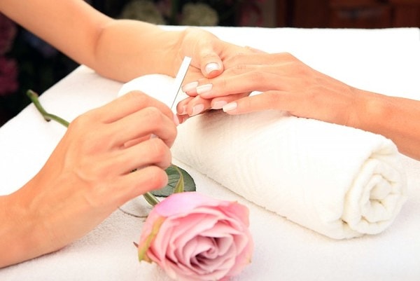 1. Вы слишком часто полируете ногти