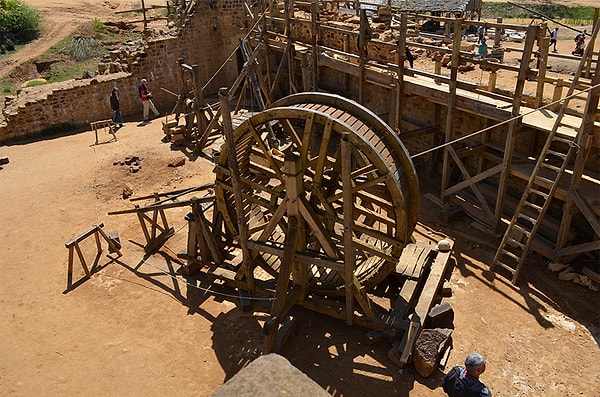 5. А это подъемный кран со ступальным колесом. С помощью него поднимают тяжести