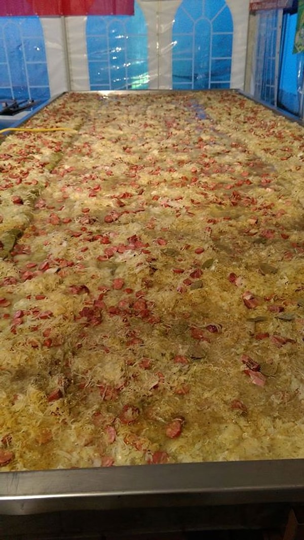 2. Когда у вас есть все эти ингредиенты и пара дюжин поваров, вы можете побить рекорд! В этом году фестиваль посетило более 10 тыс. человек.