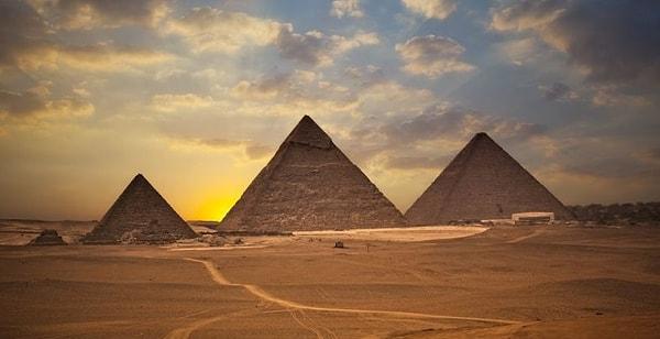 Başkent Kahire'deki Gize’yi çevreleyen antik mezar kentte bulunan üç anıtsal piramitten en eski ve en büyük olanı Büyük Piramit.