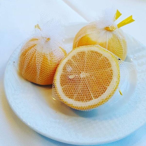 1. Limon çekirdeklerini salatanızda görmek istemiyorsanız limonunuzu kesip bir tüle sarabilirsiniz.