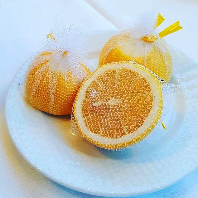 1. Limon çekirdeklerini salatanızda görmek istemiyorsanız limonunuzu kesip bir tüle sarabilirsiniz.