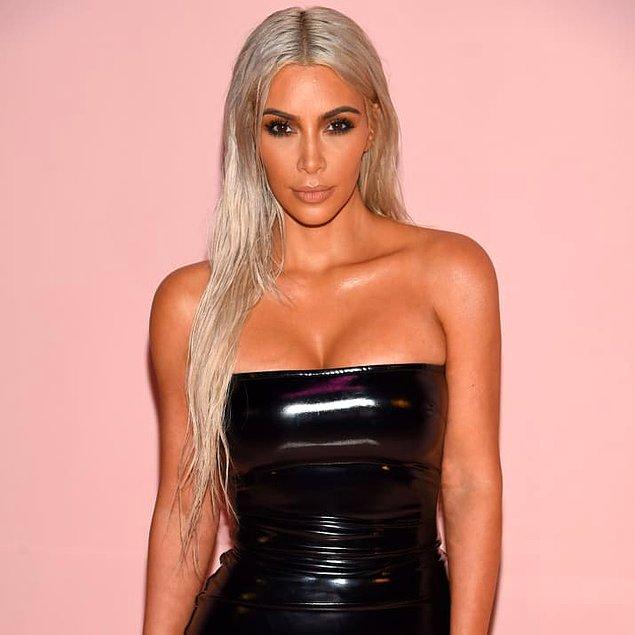 Kim Kardashian ve eşi Kanye West ile taşıyıcı anne yoluyla üçüncü bebeğini bekliyor.
