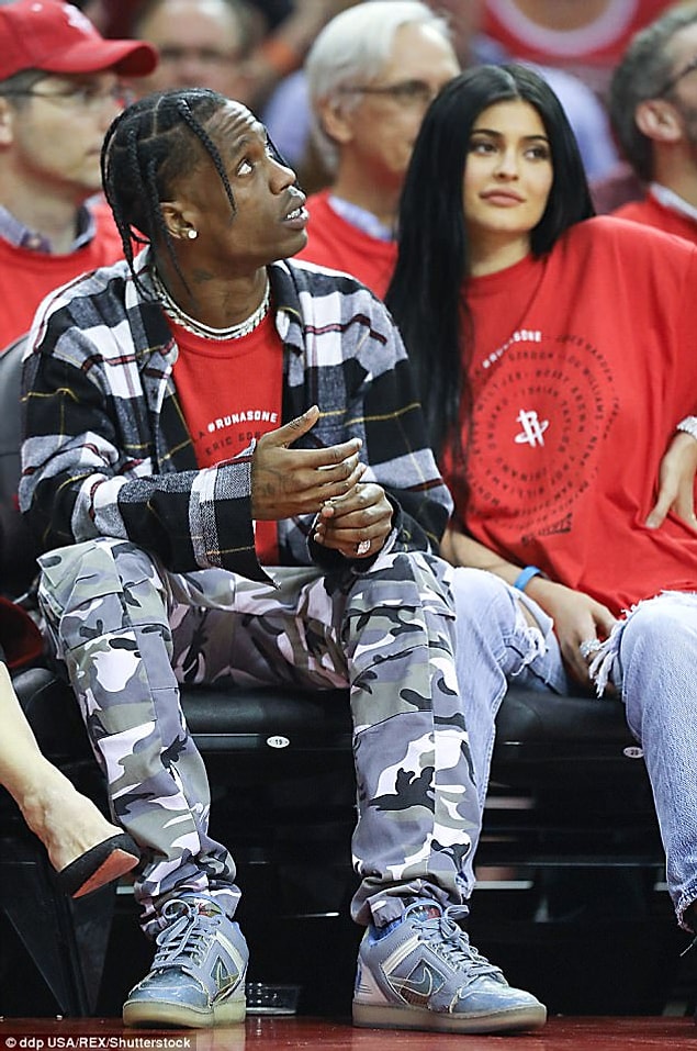 Travis Scott ve Kylie Jenner ise ailenin en son bebek haberini veren çifti oldu. Kylie 6 aydır birlikte olduğu erkek arkadaşıyla bir bebek sahibi olacakları müjdesini verdi.