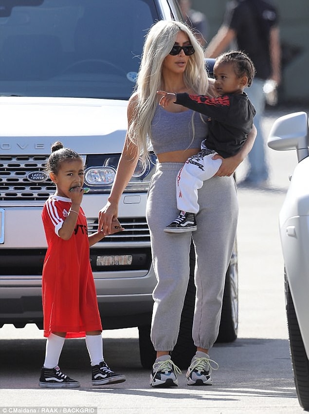 Son günlerde Kim ve Kanye ise bol bol aile saadeti yaşıyor. Ocak ayında aileye katılacak bebek bir kız olacakmış.
