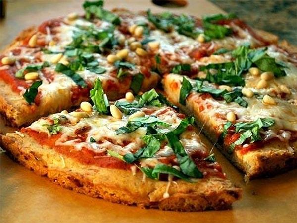 8. Pizzanızı fırında yeniden ısıtmadan önce üzerine biraz su püskürtmeniz daha yumuşak olmasını sağlayacaktır.