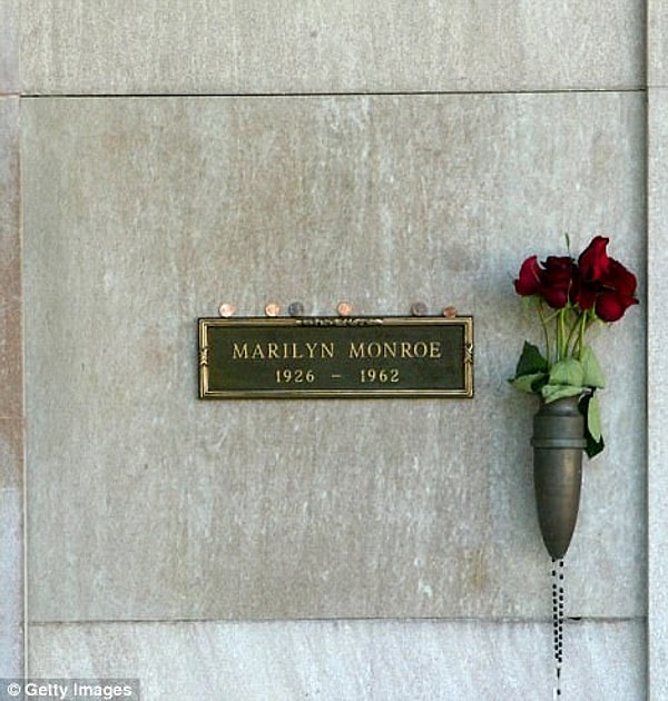 7. Основателя Playboy похоронят в Лос-Анджелесе рядом с первой звездой обложки журнала – Мэрилин Монро.