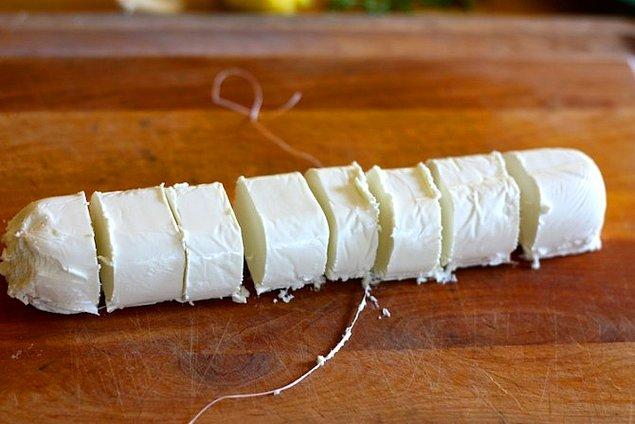 13. Peynirin bıçağa yapışmasından sıkıldıysanız temiz bir ip yardımıyla peynirinizi dilimleyebilirsiniz.
