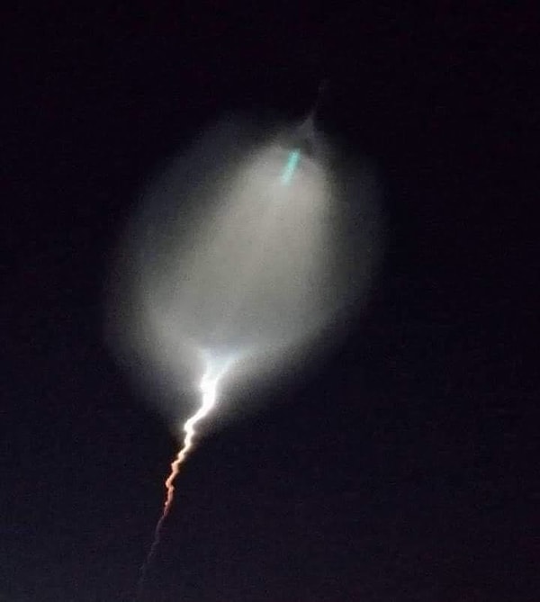 2. Эксперты полагают, что причиной явились испытания межконтинентальной баллистической ракеты "Тополь".