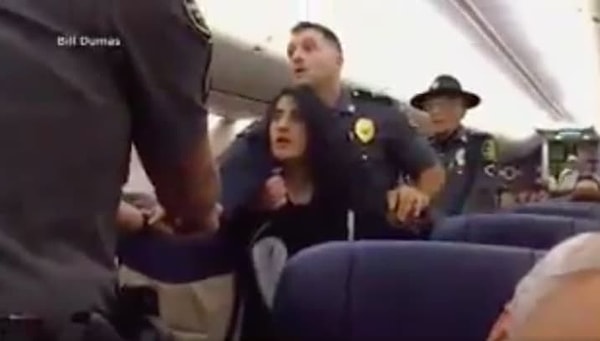 1. Женщину выволокли из самолета Southwest Airlines, после того как она потребовала снять двух собак с рейса, потому что страдает от сильнейшей аллергии.