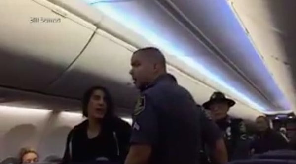 3. «Полиция вела себя чересчур агрессивно», - сообщает Билл Дюма, пассажир, который снял видео.