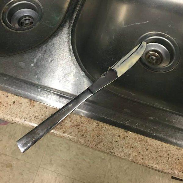 12. Belki bir sandviç daha yaparım diyerek, kullandığı çatal-bıçağı lavabonun kenarına bırakanlar...