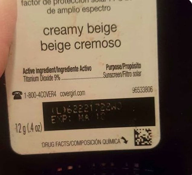Robertson'ın tiyatro hocası onu aldı ve en uygun fondöteni bulana kadar bırakmadı. Bulabildikleri en iyi fondöten CoverGirl'ün 'creamy beige' tonu oldu.