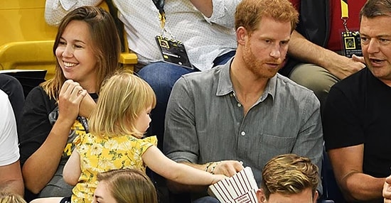 2-летняя малышка крадет попкорн у зазевавшегося принца Гарри