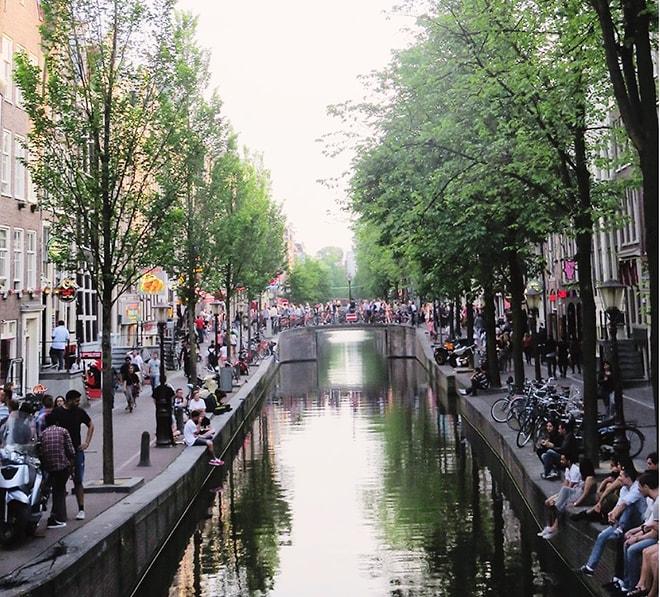 Amsterdam'ın Otomobil Hâkimiyetinden Kurtulmasının Bize İç Çektirecek Hikâyesi