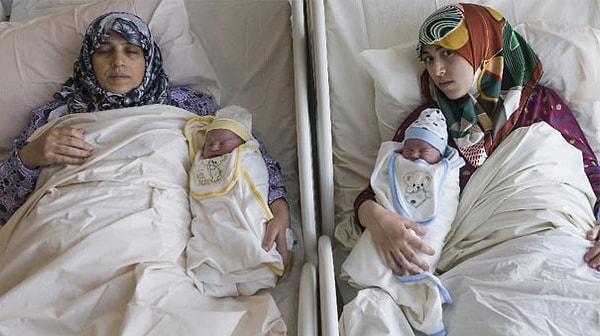 Suriye'deki iç savaştan kaçarak Türkiyeye gelerek Konya'da yaşamaya başlayan Türkmen asıllı 42 yaşındaki Fatma Birinci ile 21 yaşındaki kızı Ğade Birinci aynı hafta hamile kaldı.