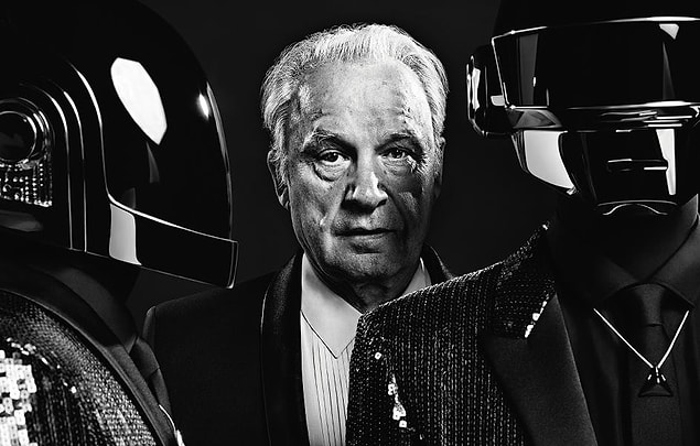4. Daft Punk Giorgio by Moroder şarkısının başındaki Giorgio Moroder röportajını üretimi 1960’lardan 2000’lere kadar uzanan farklı mikrofonlarla kaydetmiş.